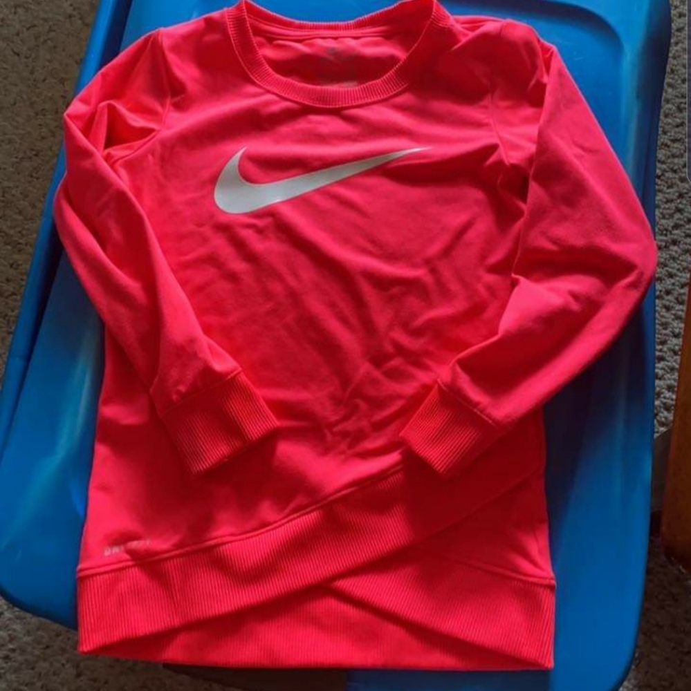 Girls Nike long sleeve top